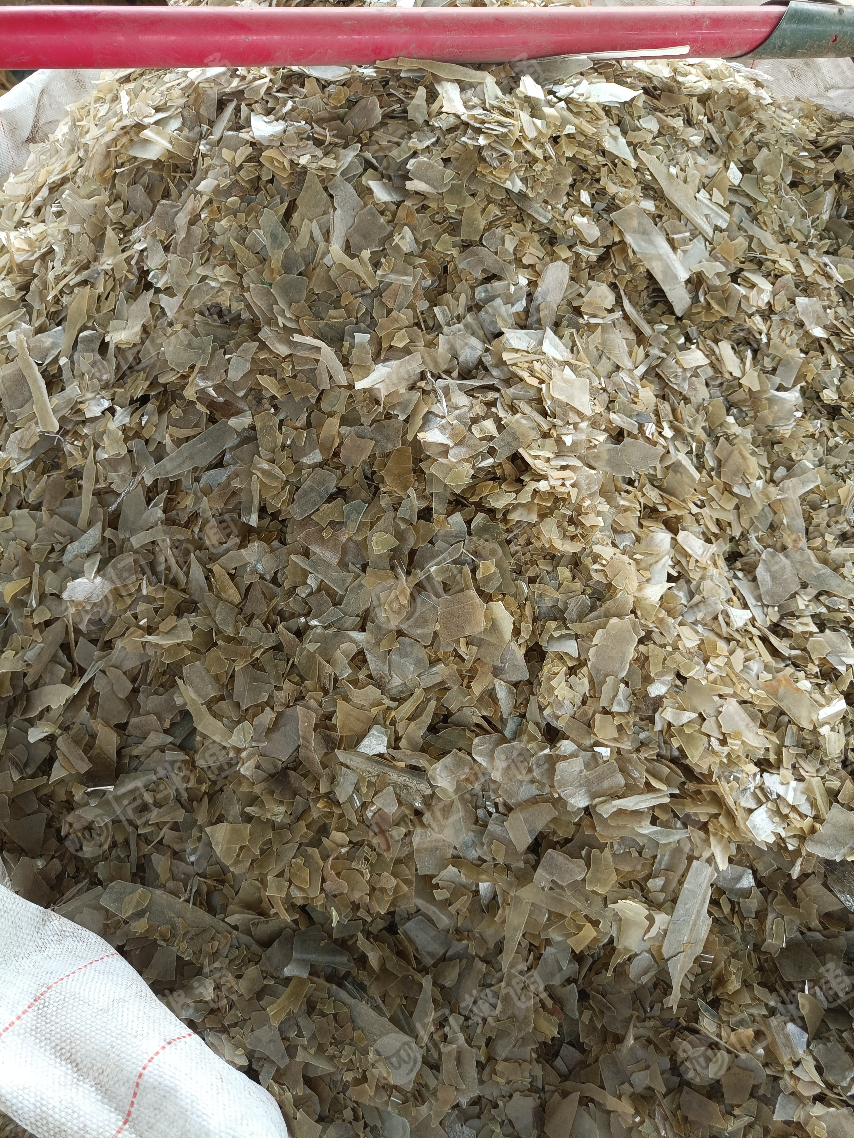 长期出售各种ps破碎料,瓦片,水桶,电表壳和板材,奶瓶,灯管等,不加纤,粉碎的现货有10多吨