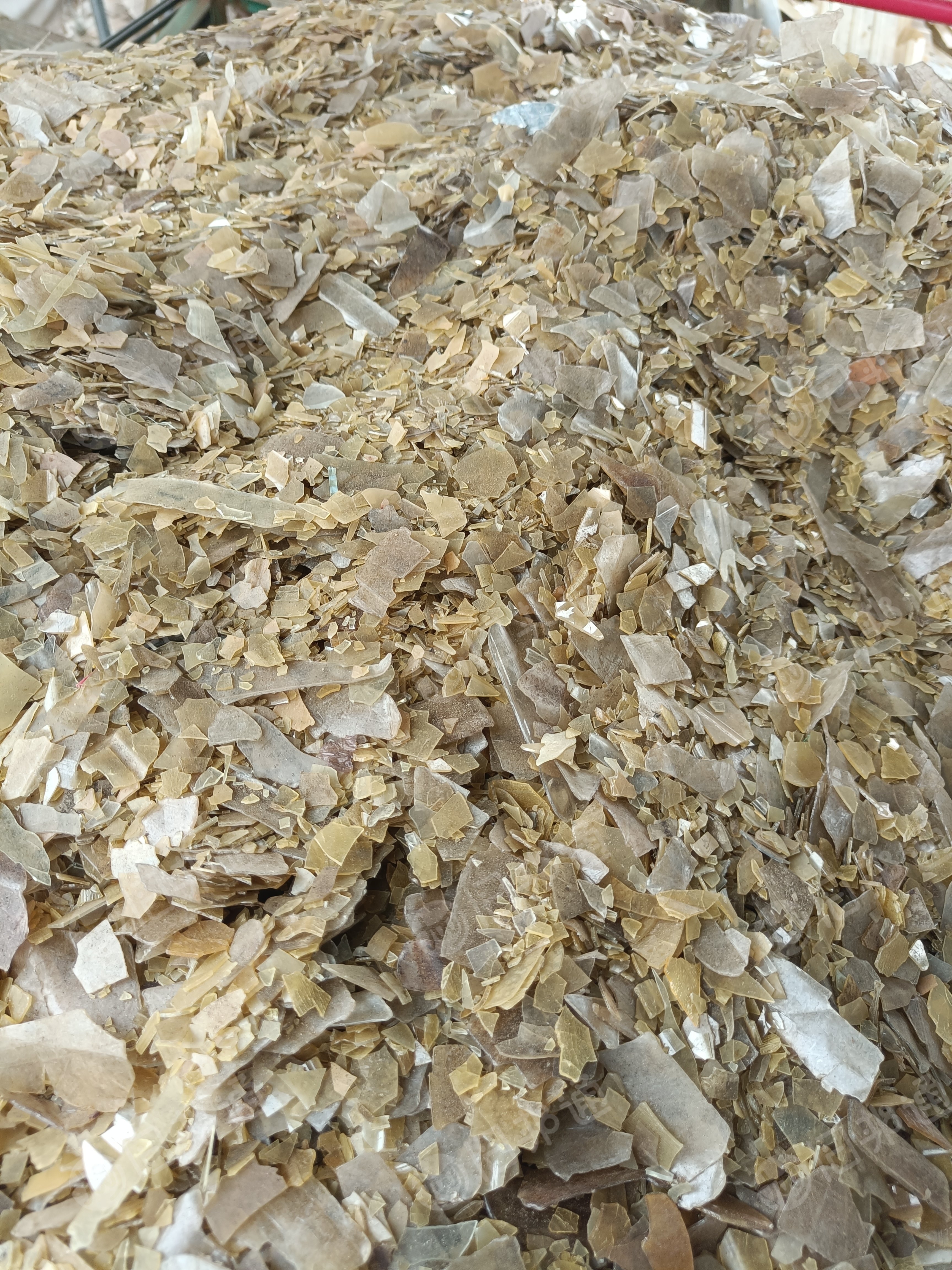 长期出售各种ps破碎料,瓦片,水桶,电表壳和板材,奶瓶,灯管等,不加纤,粉碎的现货有10多吨