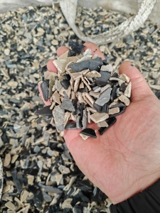 长期出售pp保险杠破碎料，汽车内饰破碎料，盐飘清洗甩干除铁