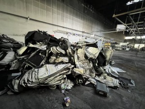 生产厂家处理小轿车座椅布套，因车型不适用了，就当废旧处理，现货2吨多，广西柳州