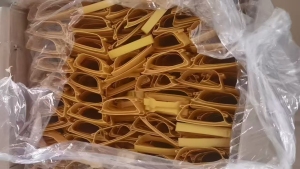 出售PE油壶下来的提手、瓶盖，全新的，现货20多吨