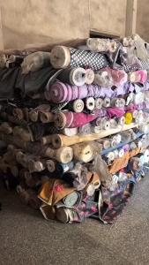 出售雨伞布，雨伞库存布，现货有2吨左右，货在福建泉州