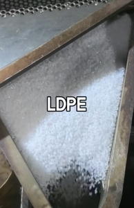 出售特级高压颗粒，低密度聚乙烯颗粒，吹膜注塑好用