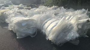 长期出售pet膜废料，有带胶的，也有无胶的，还有无胶pet蓝膜，每月近30吨