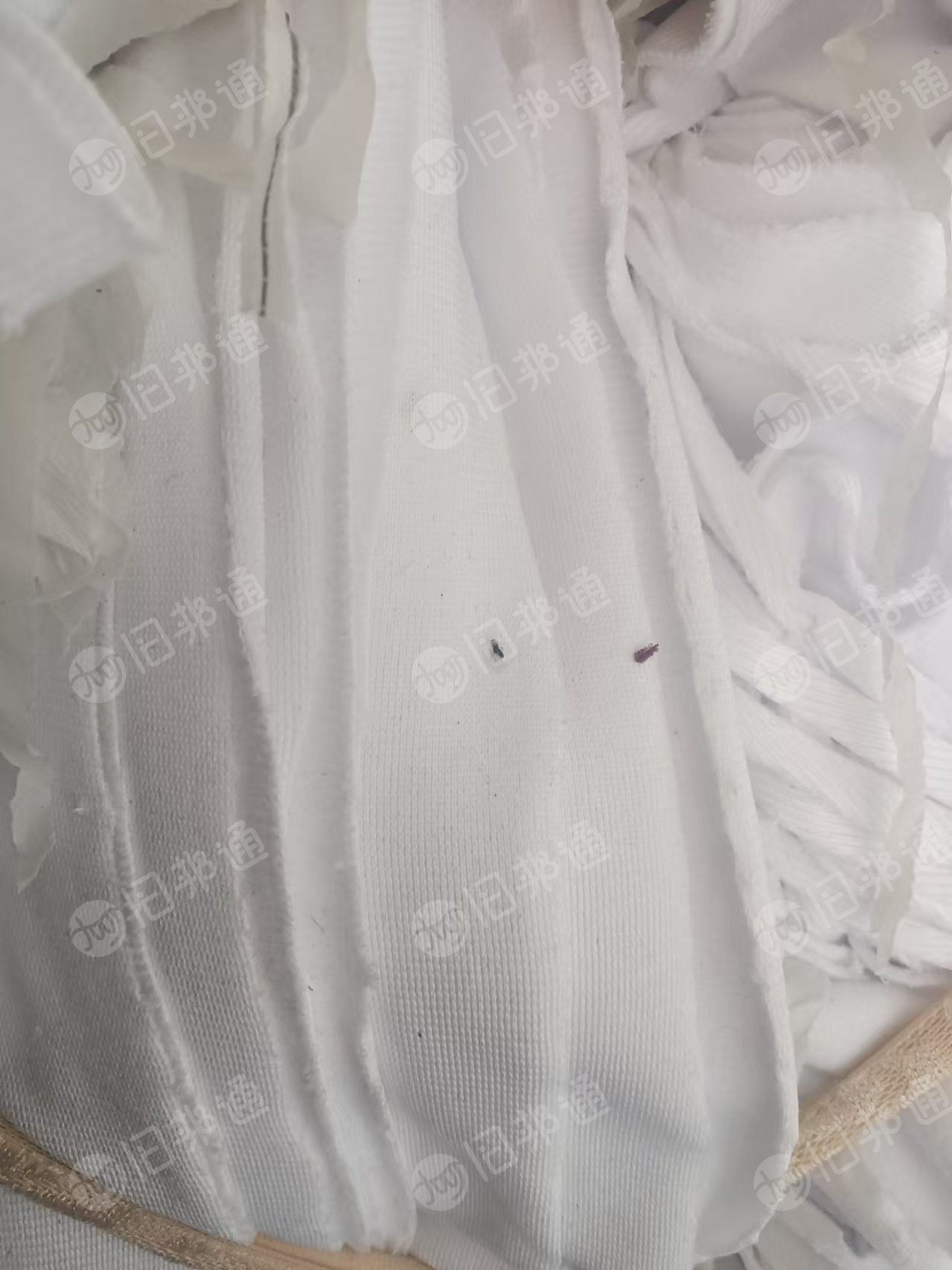 长期出售服装厂下来的碎布料,每月5吨,碎料统货,货在广东东莞