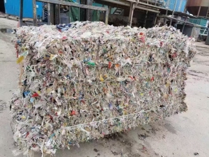 出售纸厂下来的废塑料，杂膜，杂料，炼油废料，月供六七百吨