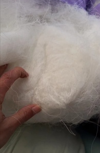 出售PE无纺布废丝，全是白色的，可造粒，现货十几吨，够13米一车