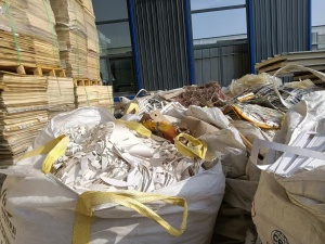 出售带膜的花卡纸，烟卡纸混合料