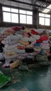 出售夏装统货，箱子货，现货有6吨左右，货在天津