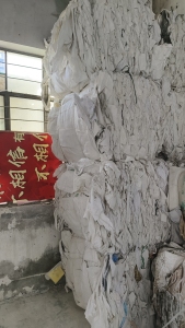 出售吨包统货，能用的和划破的各半，80个一捆压包好，