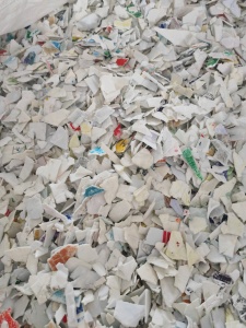 长期出售带字涂料桶破碎料，颜色有白色，花色，黑色