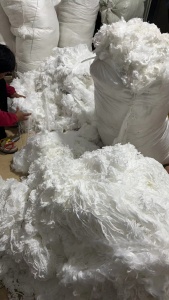 长期出售白色涤纶废丝，涤纶干丝，麻花丝，每月有20几吨，货在江苏无锡