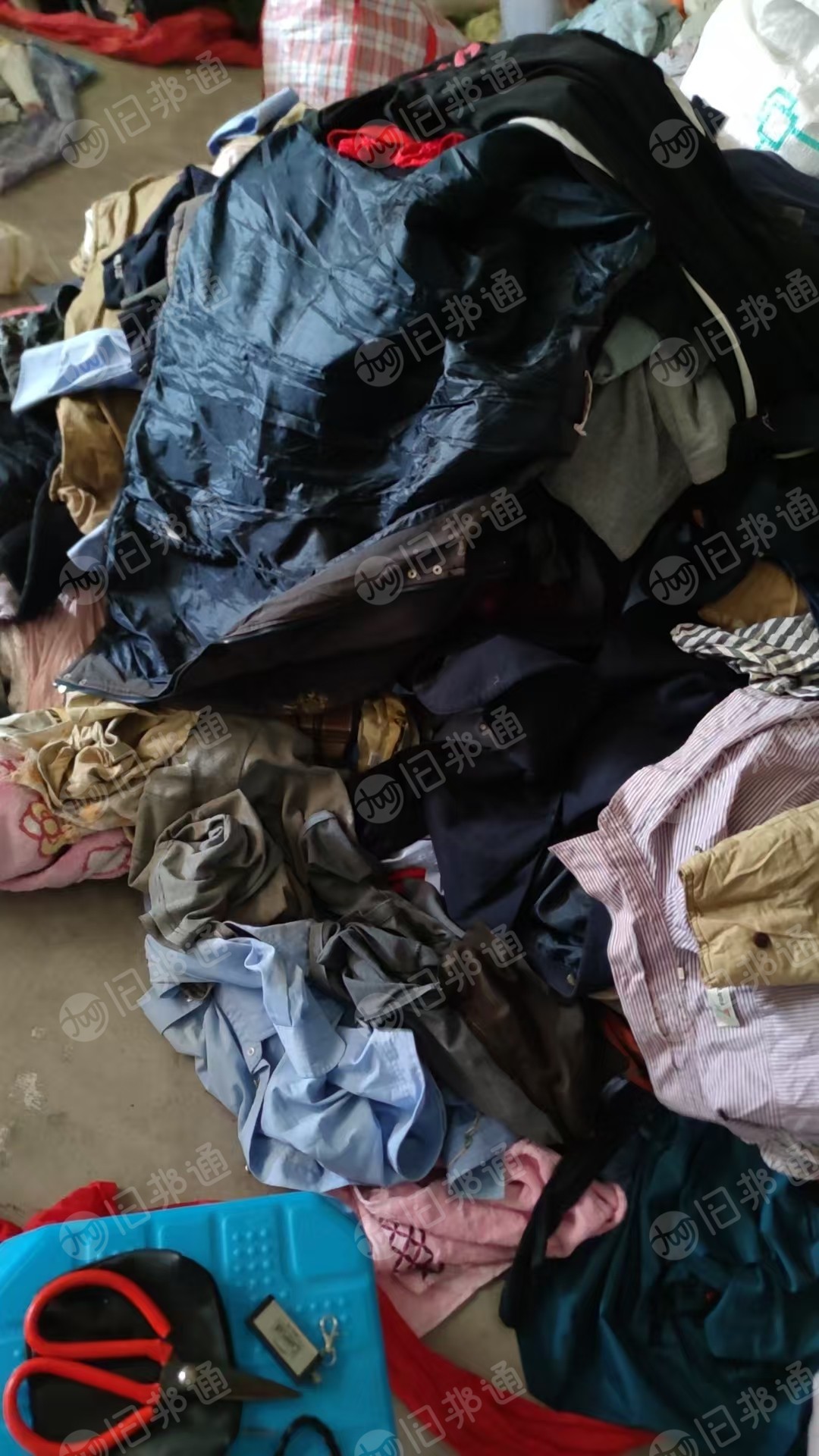 长期出售旧衣服黑料,没压包好的,现货十几吨,也有一些旧毛毯,货在广东潮州