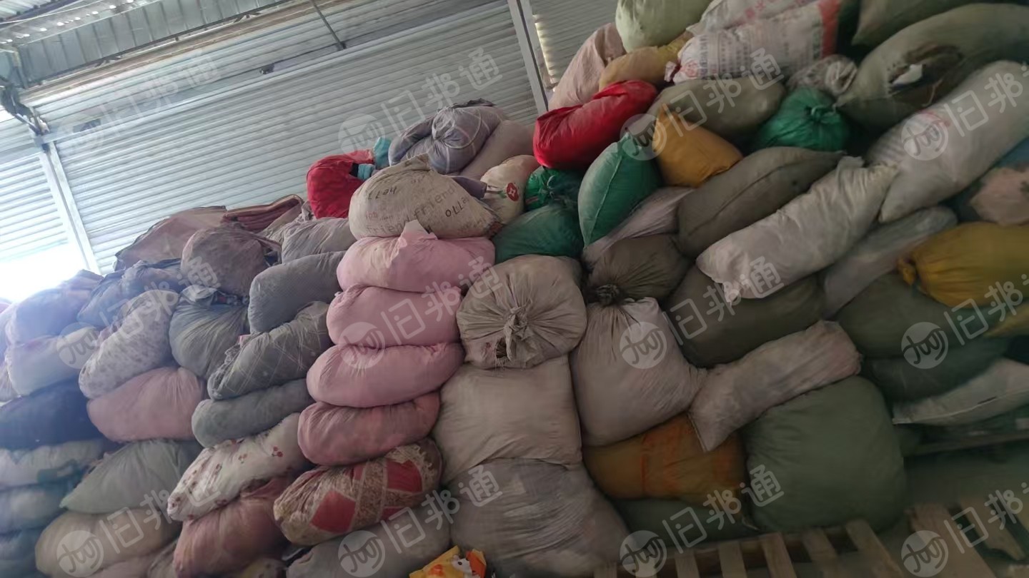长期出售旧衣服黑料,没压包好的,现货十几吨,也有一些旧毛毯,货在广东潮州