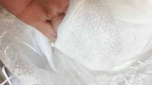 长期出售小珍珠纹水刺无纺布，3棉7涤，货在山东临沂