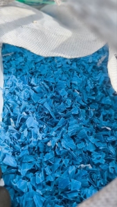 出售蓝色中空板破碎料，轻钙的，现货一百多吨；另出售黑色中空板毛料，重钙的，现货近200吨