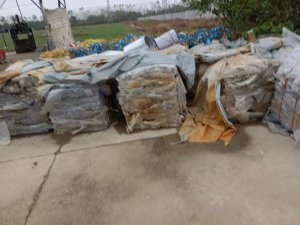 出售PVC塑料纸压块,商标纸压块,共40吨的现货