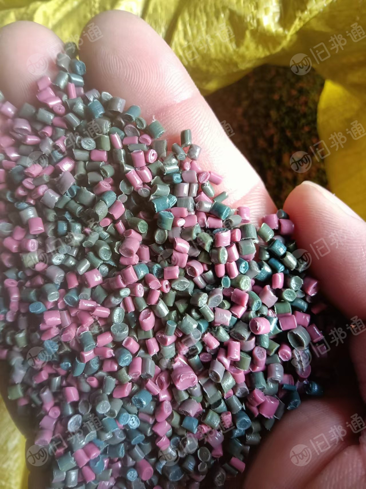 长期出售花高压颗粒,轮胎膜颗粒,过100目,现货80吨