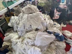 长期出售毛衣大白冬装通货，冬装有八九十吨，毛衣大白也有不少，货在江苏徐州