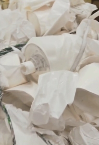 出售白色硅油纸，小卷47吨左右，散料3吨左右