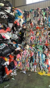 出售低压膜，高压膜，花高压膜，缠绕膜，聚酯膜等，分类打包好，干造水洗都有，月供200多吨