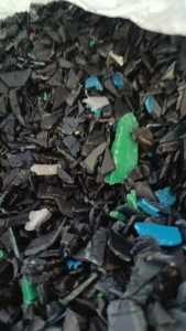 出售黑色垃圾桶破碎料，现货六米八一车