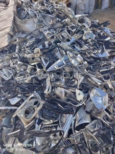 出售汽车大灯拆解下来的pc料，可以按照客户需求拆解、破碎，现货60吨