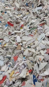 出售涂料桶破碎料，花桶破碎料，带字桶破碎料