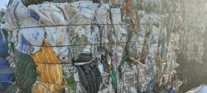 出售涂料桶压块，现货六米八一车