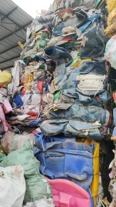 出售涂料桶压块，和注塑桶一起压的，现货有一挂