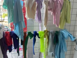 出售服装下脚料，涤纶废布料，现货有几十吨，货在广东汕尾