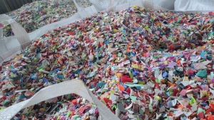 长期出售花丙破碎料，沉浮一起的，浮水6.5-7成，过摩擦机脱水磁铁