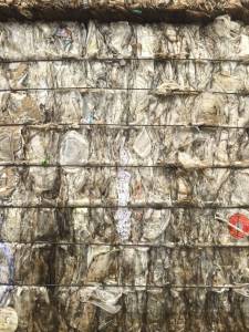 大量高价回收餐盒压块
