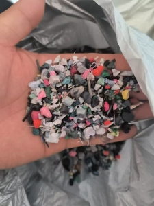 出售杂色PET破碎料，可拉丝，现货9*6一车