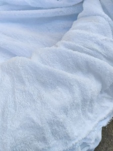 出售白色布开花料，有纯棉，也有涤纶，混在一起，现货5吨，货在浙江湖州