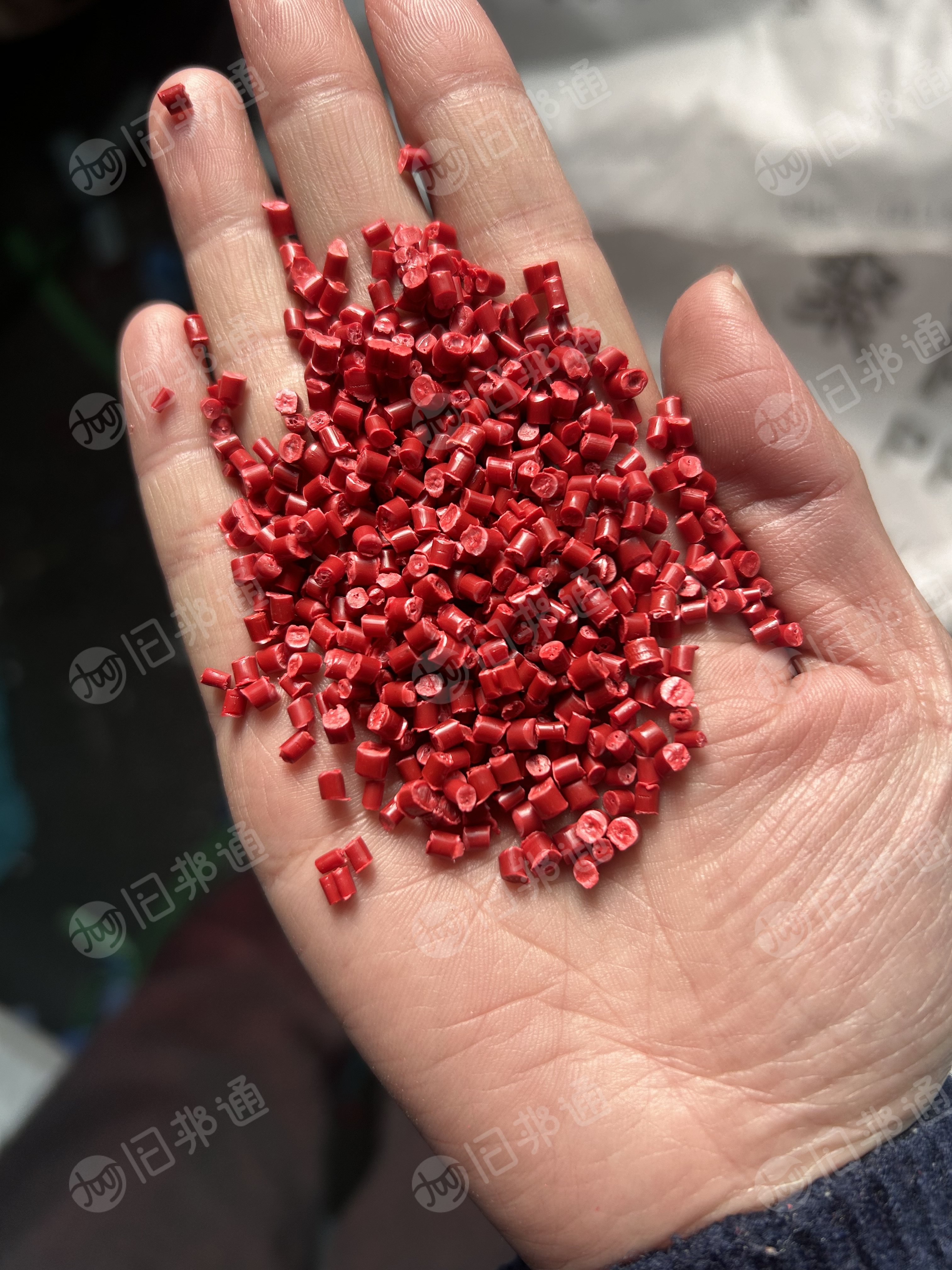 长期出售无纺布颗粒,白色黑色红色,什么颜色都有
