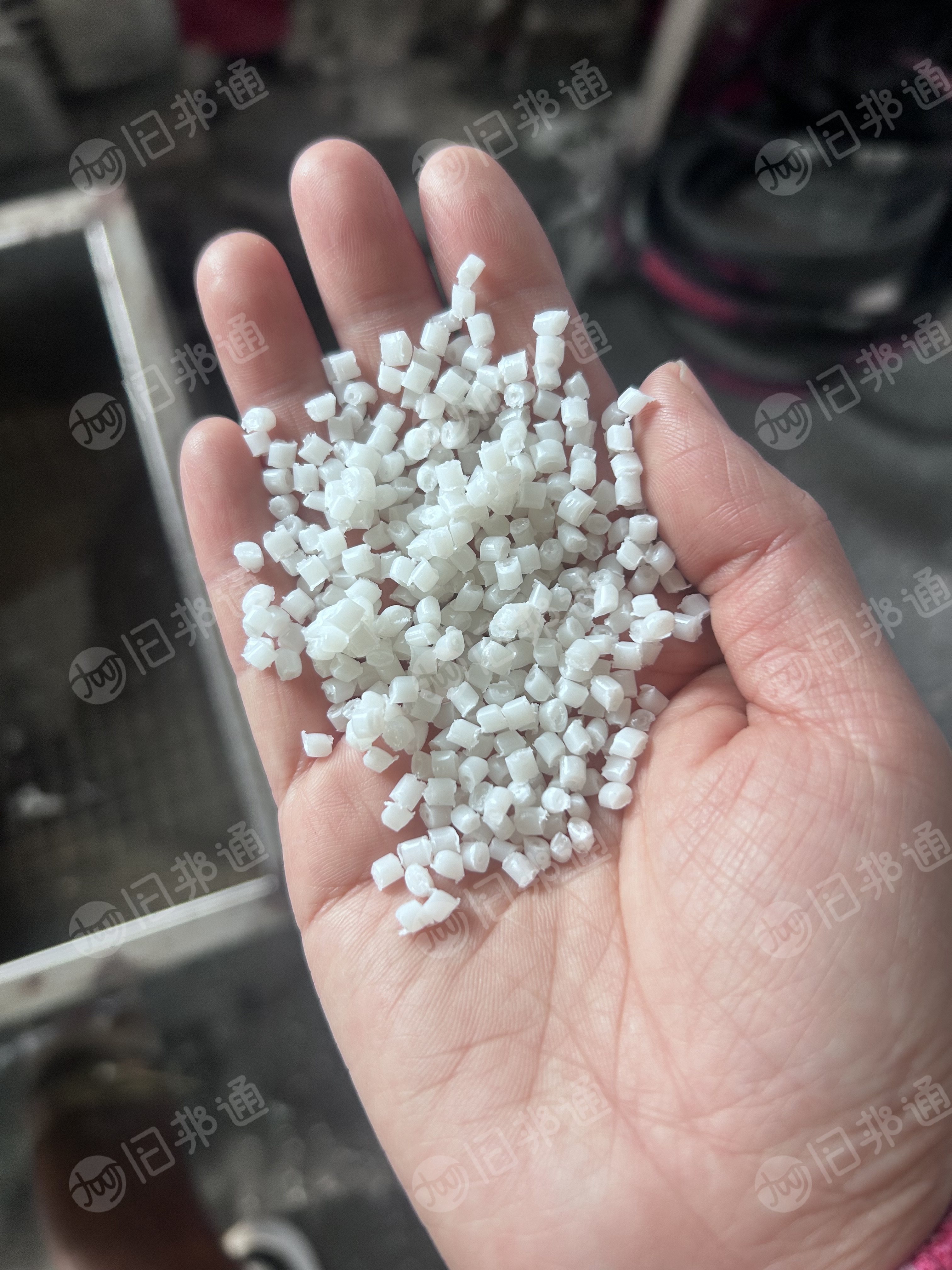 长期出售无纺布颗粒,白色黑色红色,什么颜色都有