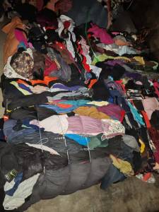 冬装厂长期出售旧衣服黑料，纯旧衣服，每月有一百多吨，货在浙江衢州