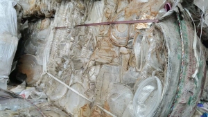 出售餐盒压块，现货有九米六一车