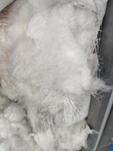 出售线筒割下来的涤纶丝，涤纶废丝，现货十几吨