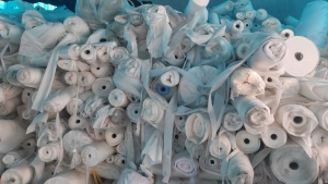 大量出售无纺布卷材，各种材质都有，现货9.6米一车，可开花用