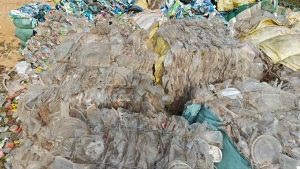 长期出售餐盒压块，含少量奶茶杯，现货8吨左右