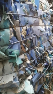 出售红蓝分色丙压块，现货够13米一车