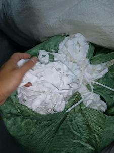 出售白色涤纶无纺布边角料，涤纶无纺布，每月有二十几吨，货在广东东莞