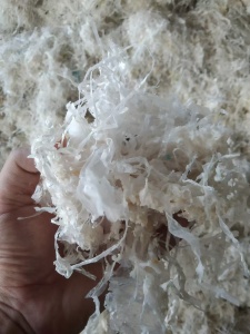 出售纸厂废塑料，里面有少量纸浆，月供几十吨