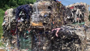 长期大量出售黑料，服装厂废料，月供一千吨左右