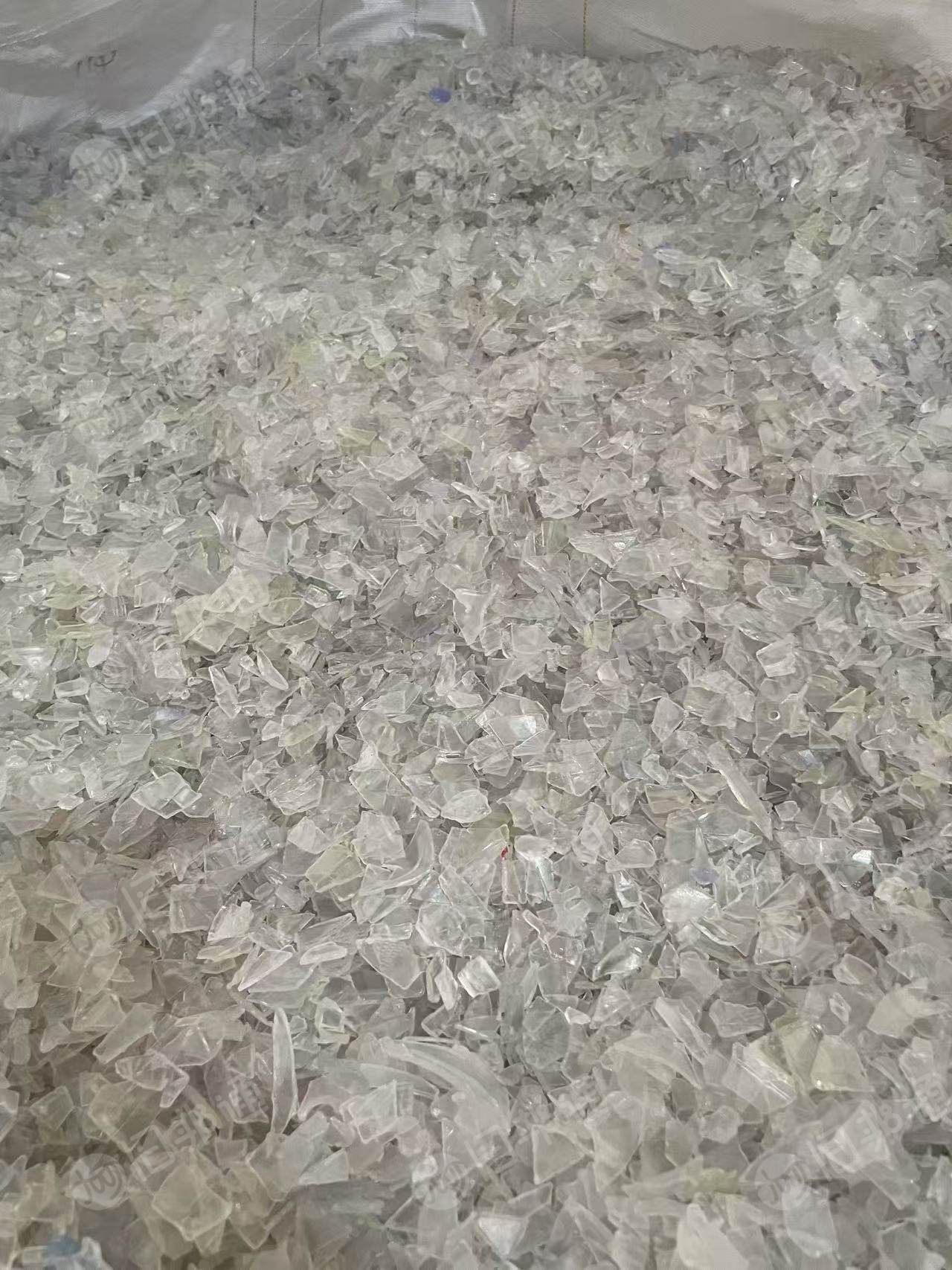 出售PC破碎料,水瓶、豆浆杯等破的,白色透明十几吨,杂透十几吨,冲击60+,清洗甩干直接上机造粒
