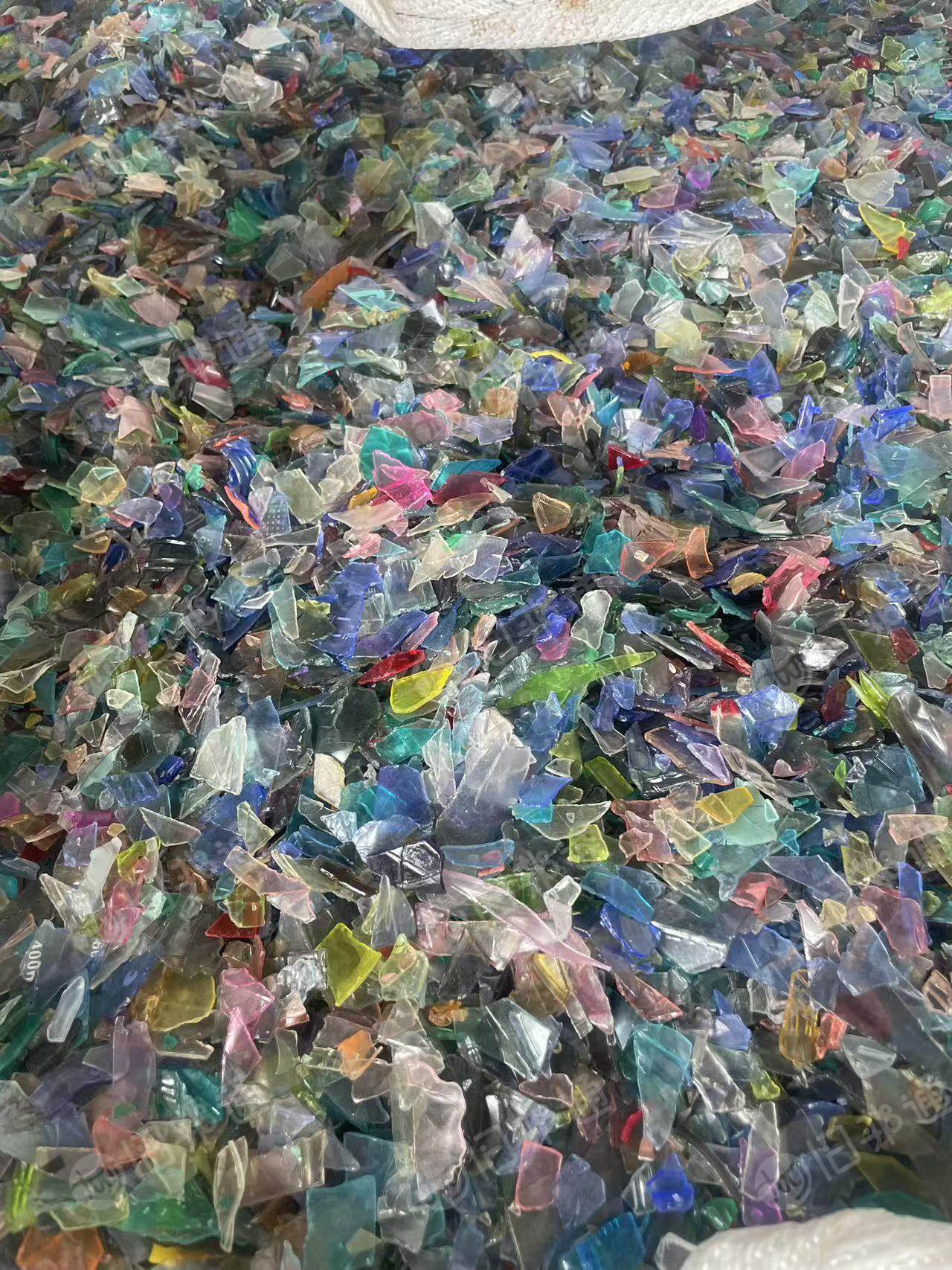 出售PC破碎料,水瓶、豆浆杯等破的,白色透明十几吨,杂透十几吨,冲击60+,清洗甩干直接上机造粒