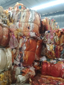 出售烫金膜压包料，现货20吨