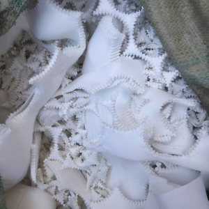 长期出售无纺布涤纶开花料，有一些带点轻胶，厂在天津武清